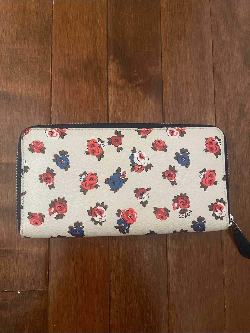 COACH Cream rose 🌹 tea printed
Zip-Around Wallet with Red & Blue Roses
